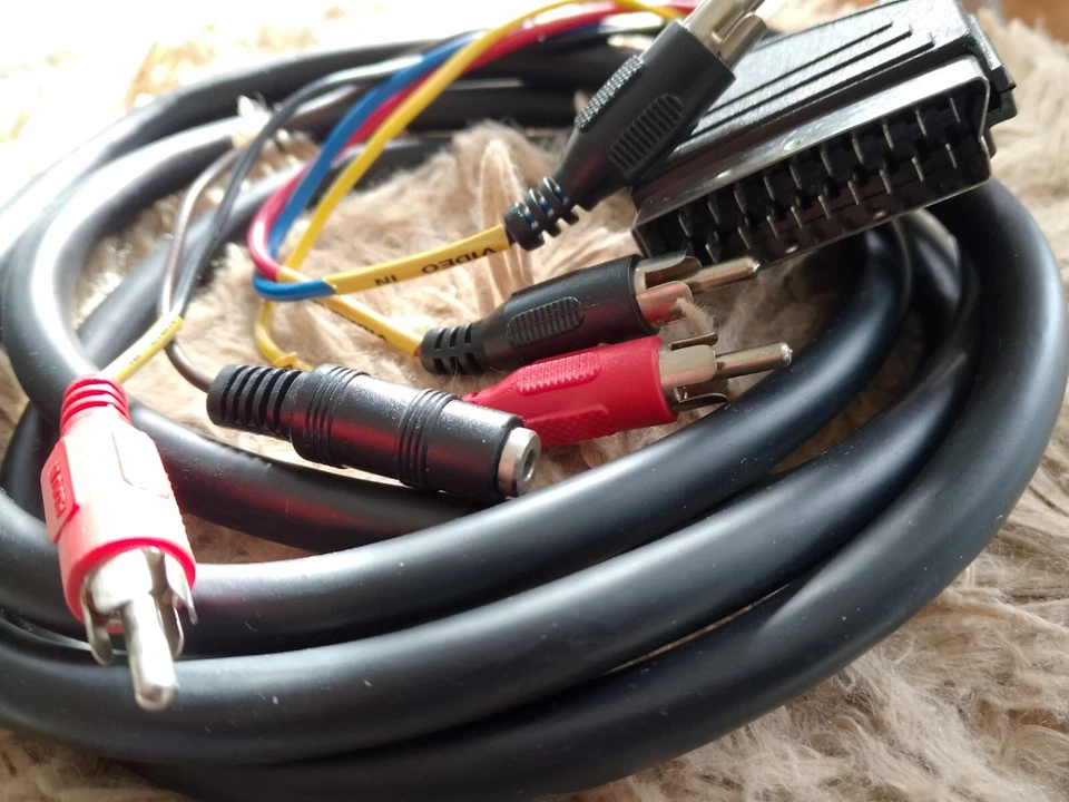 SCART AUF 4 RCA Cinchstecker 2 AV OUT 2 AV IN + Spannungsversorgung 3,5mm - Bild 2 von 2
