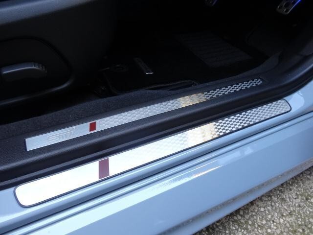 WRX STI用サイドシルプレート(チェッカー柄+レッドアクセント)ステンレス