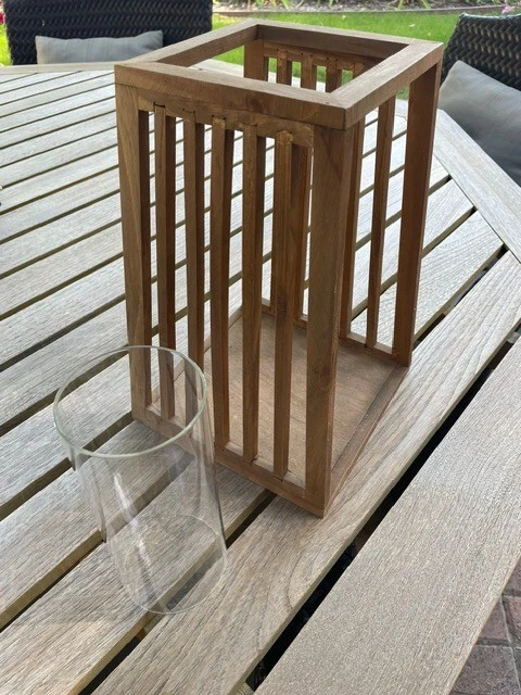 Linterna exterior de madera con candelabro de vidrio de inspiración asiática Foto 3 de 4