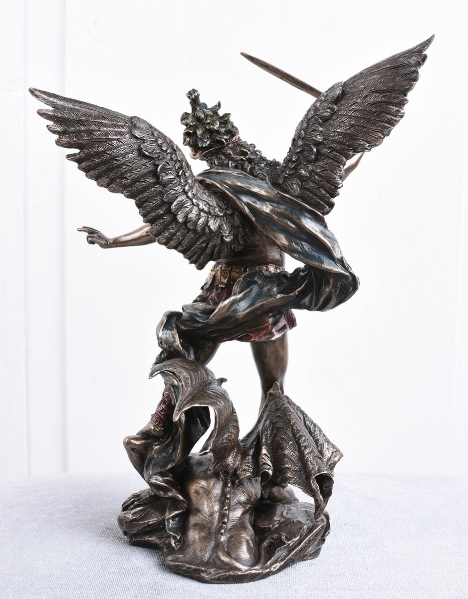 Archange Michel combat satan sculpture antique style figure sacrée