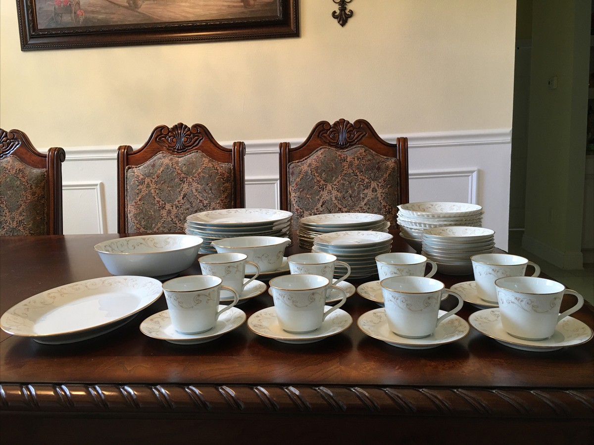 Noritake 6610 Duetto Dinner Service (60) Gold Trim White Scrolls