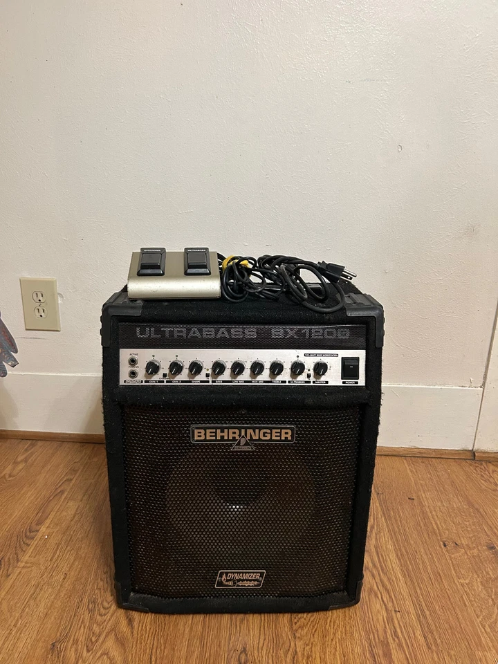 Behringer BX1200 Ultrabass 120 vatios 1x12 combo 2 canales con pedal FS112B  Foto 4 de 4