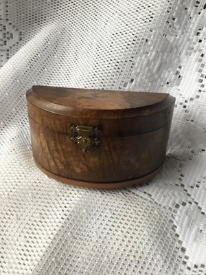 Halbrunde/D-Form Schmuckschatulle aus Holz, Spiegel innen gemaserte Zedernholzoptik GVC.