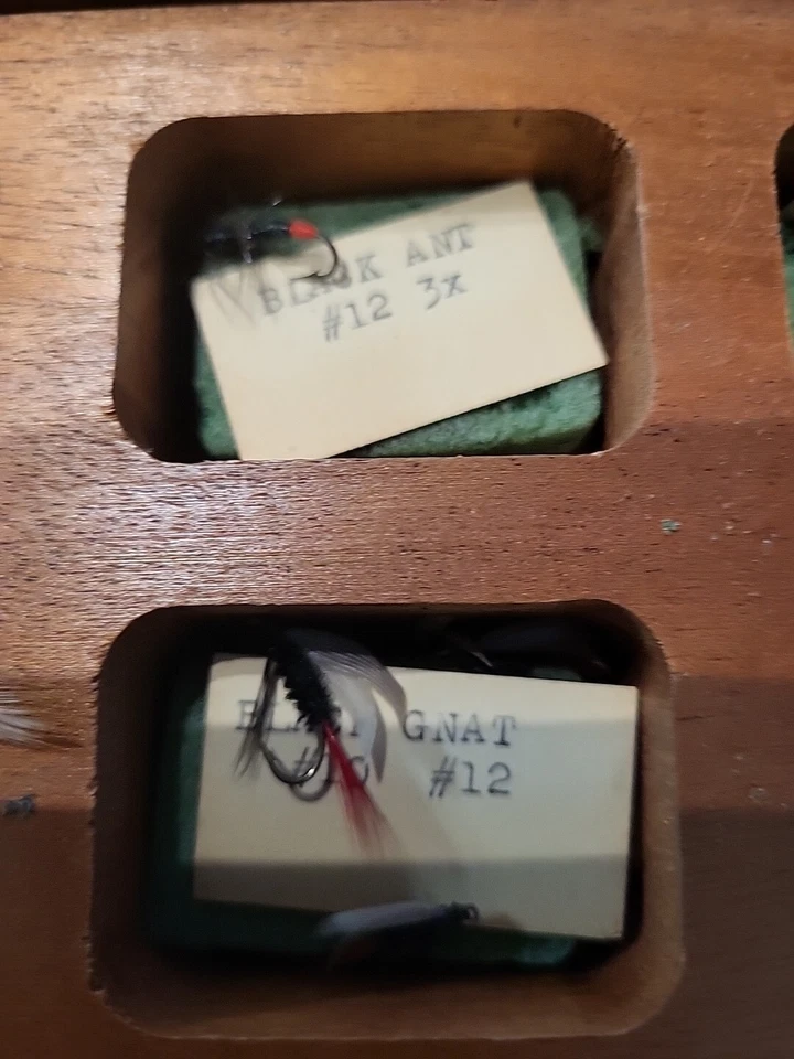 Lote de moscas de pesca atadas a mano de colección de Estate Of A Tier en Vermont con caja de madera Foto 4 de 4