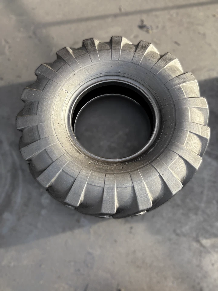 Mezcla Goodyear/BKT 16,00x24 16 capas - 21-30/32nds - Usada Foto 2 de 3