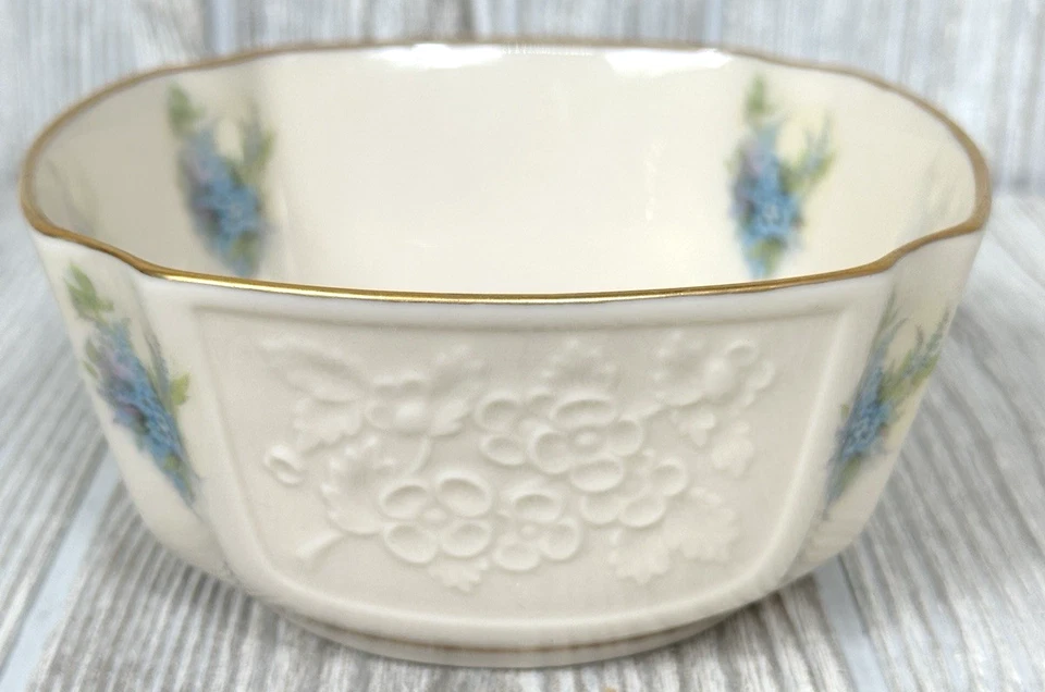 Antiga tigela quadrada Lenox Arcadia creme padrão flor sino azul em relevo acabamento dourado - Imagem 2 de 4
