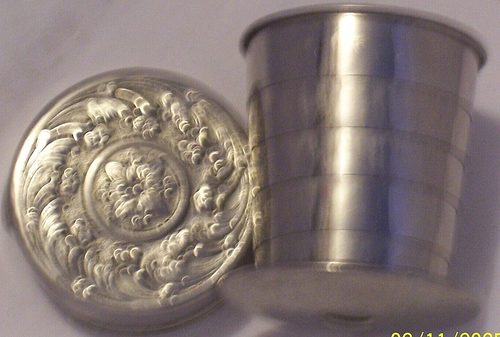 Vintage verzierte Metalltasche oder Handtasche, faltbare tragbare Tasse Made USA gebraucht - Bild 1 von 7