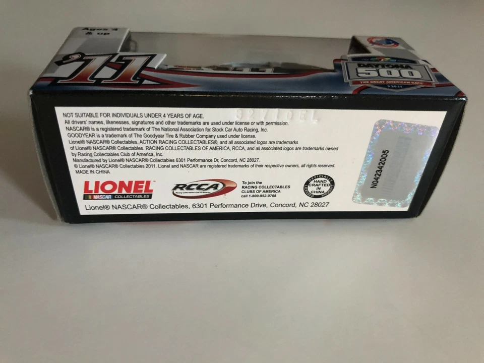 NASCAR 2/2011 DAYTONA 500 Race Program y 1:64 Diecast Stock Car de Lionel, en muy buena condición Foto 2 de 4