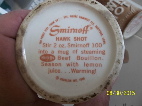 Lot de 2 x tasse vintage années 70 Smirnoff vodka faucon tir aigle recette sur fond 2024