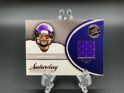 2011 PRESSEAUSWEIS LEGENDS #SSWAD ANDY DALTON SATURDAY SWATCHES SILBER SP RC TCU  - Bild 1 von 2
