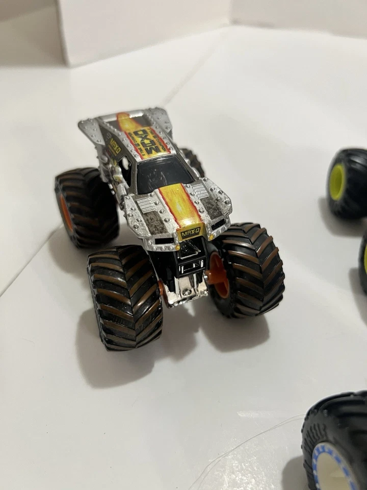 Hot Wheels Monster Jam Truck Lote de 8 - Raro excavador de tumbas blanco y negro Foto 3 de 4