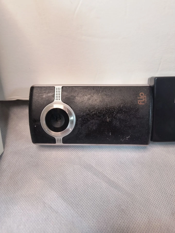 Flip Video  Camcorder For Parts / Not Working  - Image 2 of 4