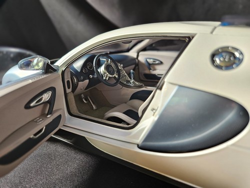 AUTOart Bugatti EB 16.4 Veyron 1:12 Scale Inv. #3558 - Picture 8 of 9