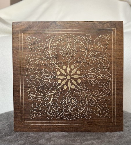 Holzkiste mit Messingintarsien und rotem Samtinnenraum, 15 x 15 cm