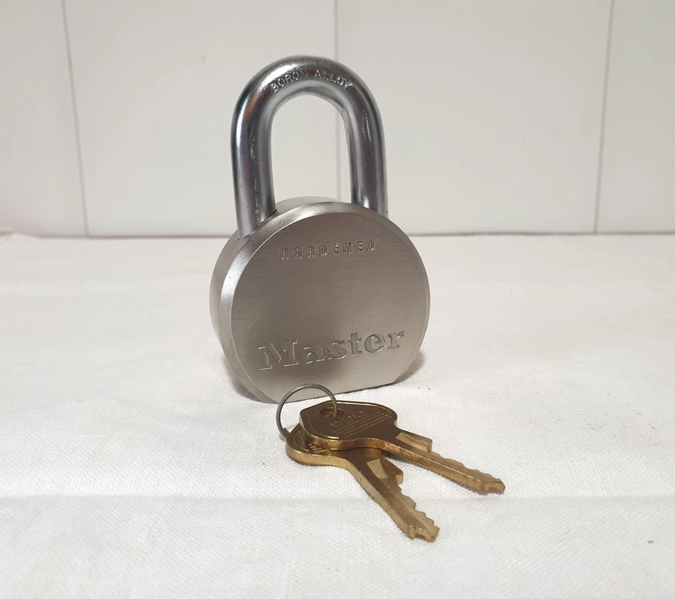 Lucchetto Master Lock 930DPF massiccio in acciaio usi industriali 2 chiavi - Immagine 2 di 4