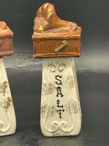 Mid century, ceramic white/ brown salt/pepper shakers phonograph on too - Picture 4 of 8