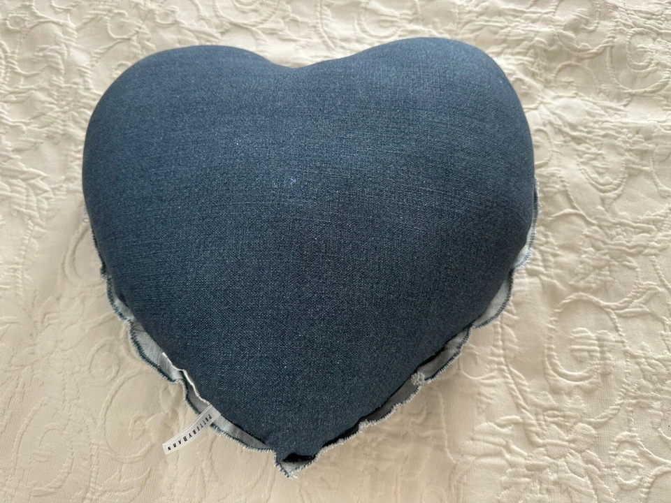 NUEVO Almohada Pottery Barn LOVE Patchwork Forma Corazón Bordada INDIGO Denim Azul Foto 2 de 3