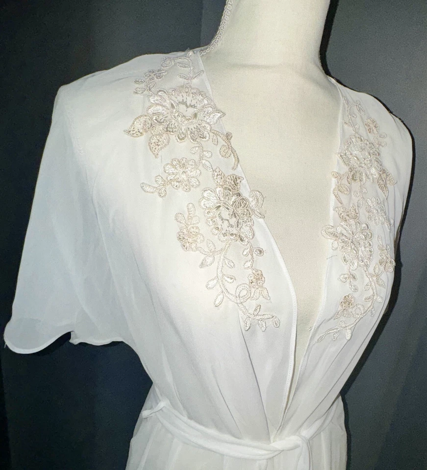 Bata transparente Jonquil By Diane Samandi blanca de encaje floral pequeña/P para mujer con cinturón Foto 3 de 4