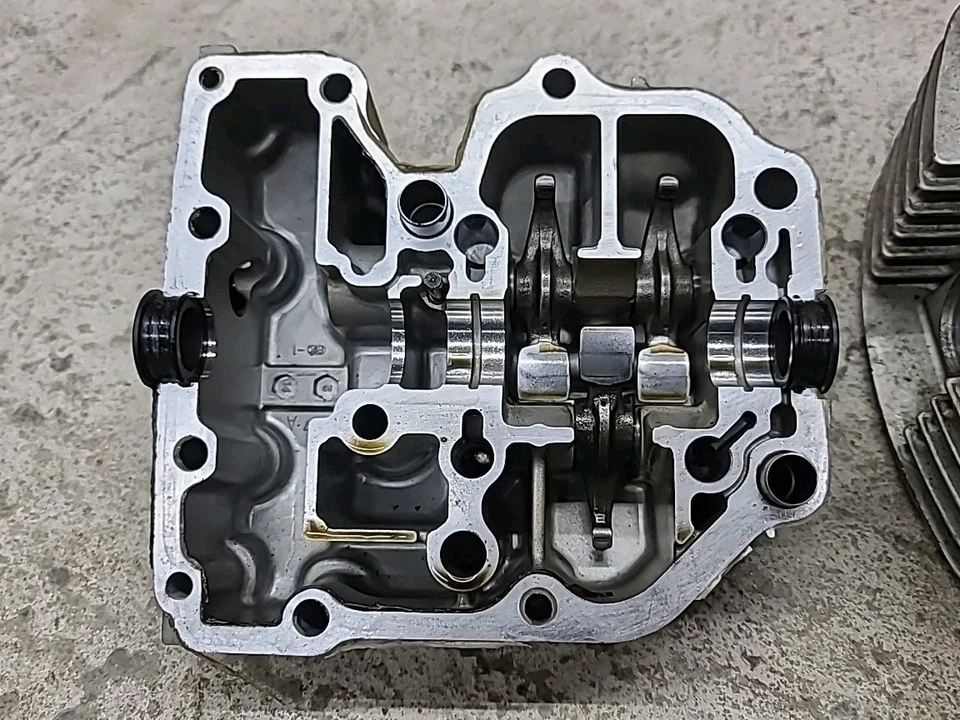 1986 1987 Honda Shadow VT700 OEM передняя головка блока цилиндров и крышка клапана качелей, болты - Изображение 3 из 4