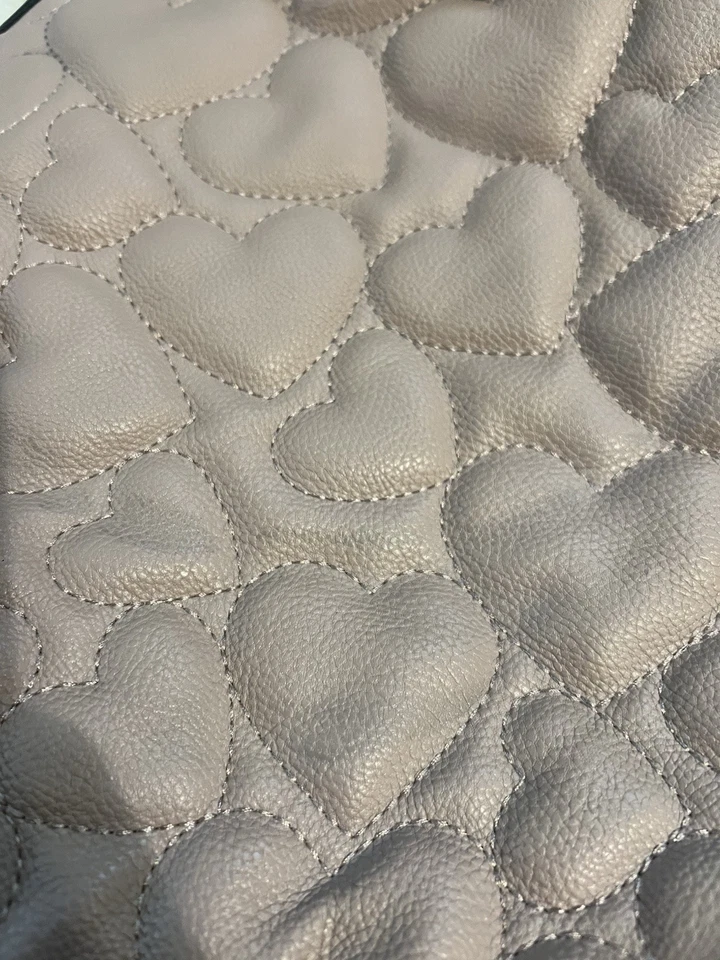 Bolso de Viaje Betsy Johnson Corazones Acolchados Coqueta Negro Lazo Lona Fin de Semana Usado en Excelente Condición Foto 4 de 4