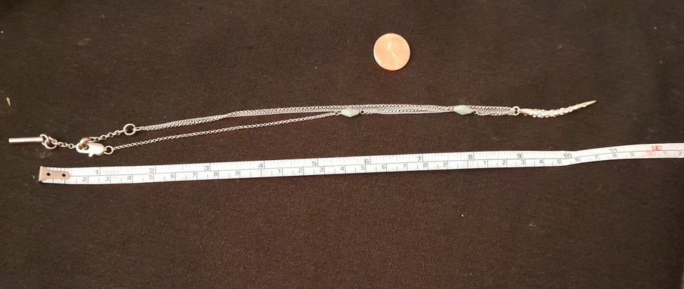 Collar ajustable colgante cuerno tachonado estrás chapado en plata Kenneth Cole Foto 4 de 4