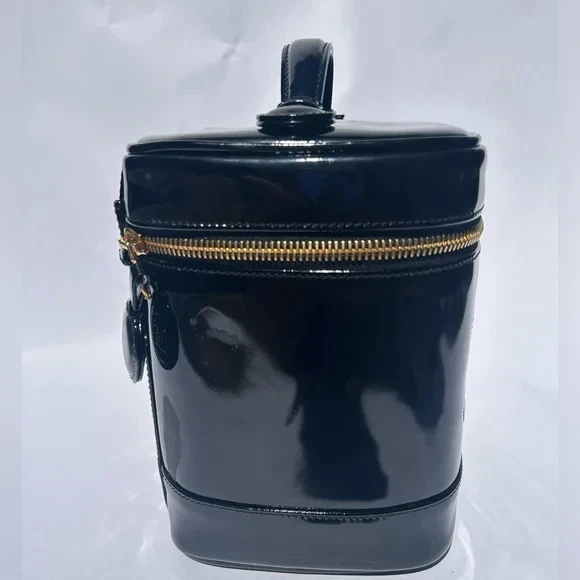 Estuche de tocador CC atemporal patente Chanel - con CAJA ORIGINAL Y TARJETA DE AUTENTICACIÓN Foto 3 de 4