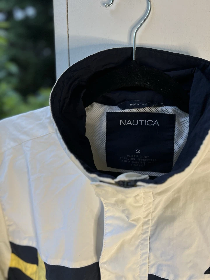 Chaqueta cortavientos ligera blanca y amarilla Nautica |Talla: Pequeña Foto 3 de 4