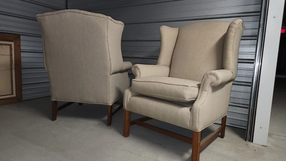 Par de sillas modernas vintage de mediados de siglo con respaldo de ala blanco roto, años 60 Foto 4 de 4