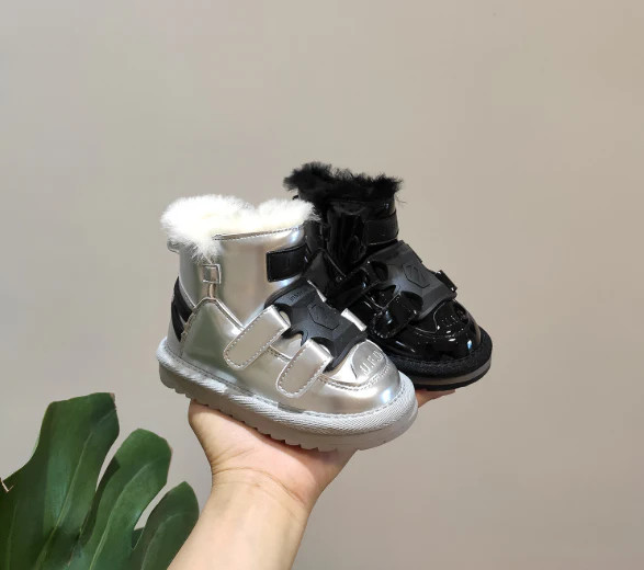Après-skis bébé fourrés pour garder les pieds au chaud sans glisser cet hiver