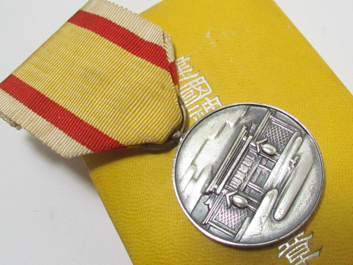 旧日本軍 大日本帝国 記章 叙勲 本体のみ 勲章 勲八等白色桐葉章 日本軍 ケース旧書体 記章 現状 【TO2695】