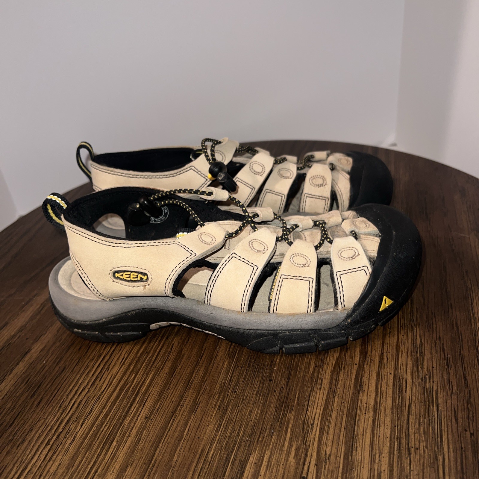 Sandali da trekking Keen Newport marroni da donna taglia US 7 5. Punta chiusa in pelle EU 38 usata in ottime condizioni