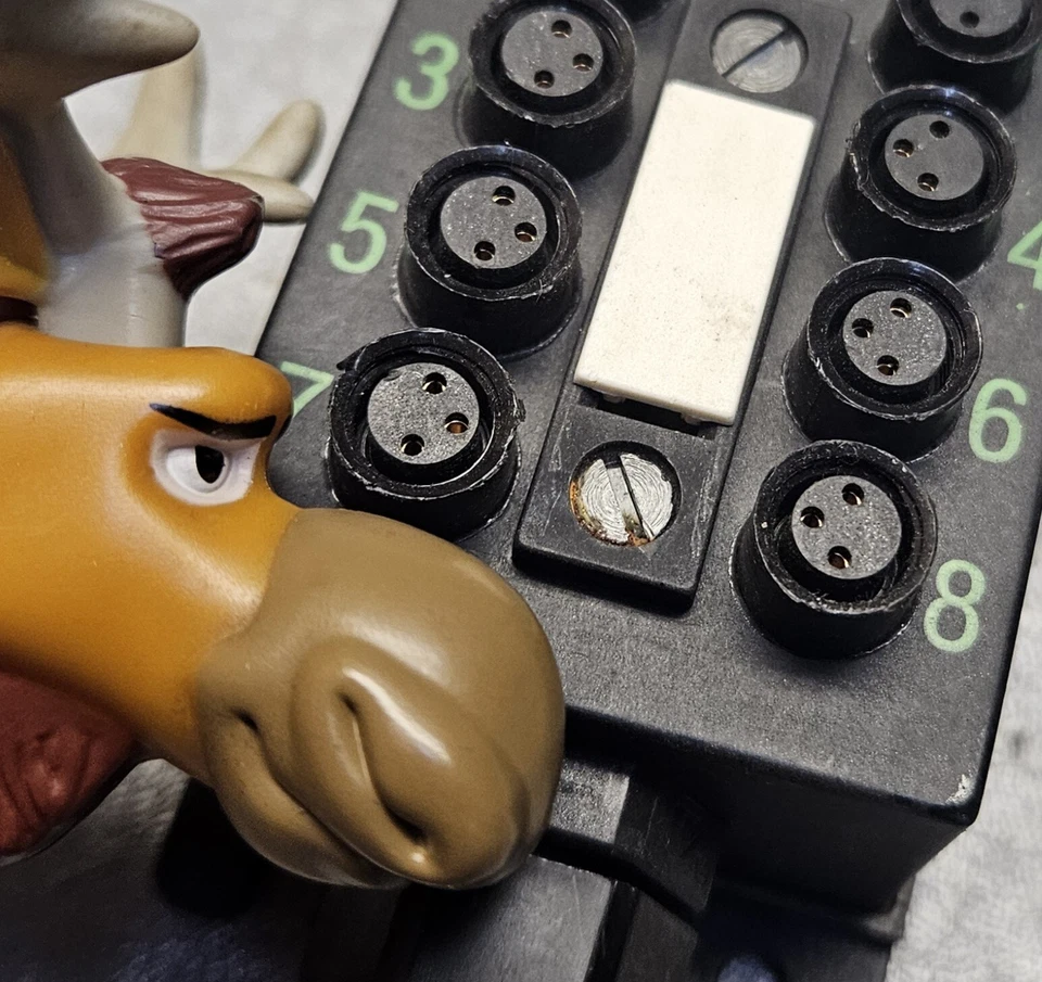 Balluf Passive Distribution Blocks M8 8 Ports 3-pin Lot of 5 - Image 3 of 4