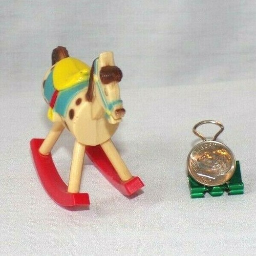 De Colección Miniatura Casa de Muñecas Wilton Decoración de Pasteles Juguete Caballo Mecedor Estatuilla de Plástico HK - Imagen 2 de 4