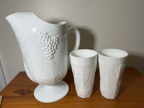 Vintage INDIANA GLASS Colony~Harvest Embossed Grape Leaf 64oz Milk Glass Pitcher