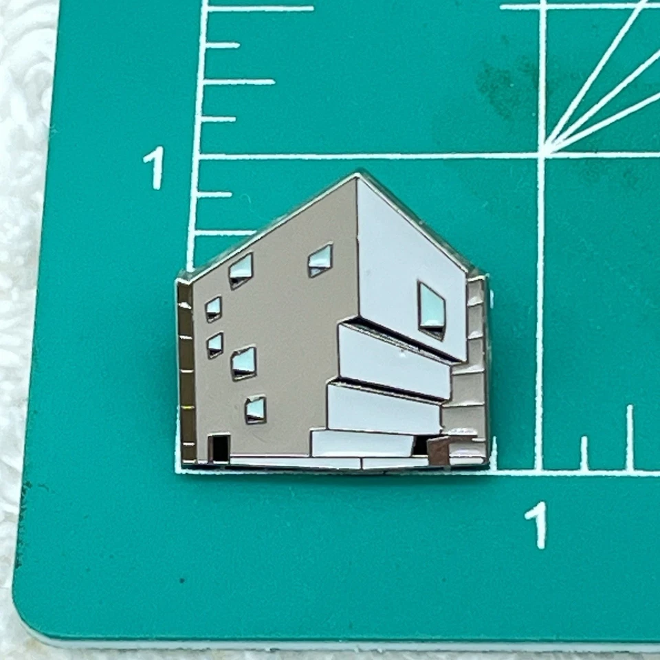 Pin de solapa modernista esmalte arquitectónico MMA Museo de Arte Metroplitano Foto 4 de 4