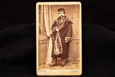 1860s CDV Carte-de-visite Photo 2½x4'' - Man in Heavy Fur-Trimmed Coat & Hat V21