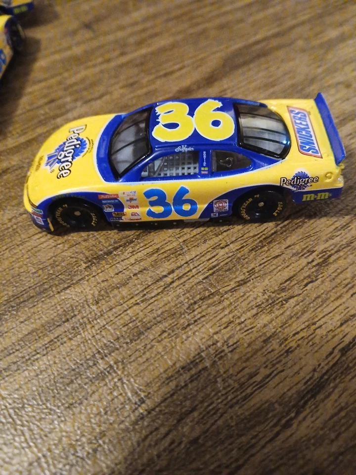 NASCAR 2009 1:60 Ernie Irvan #36 Pedigree Snickers M&M Die-Cast Foto 3 de 4