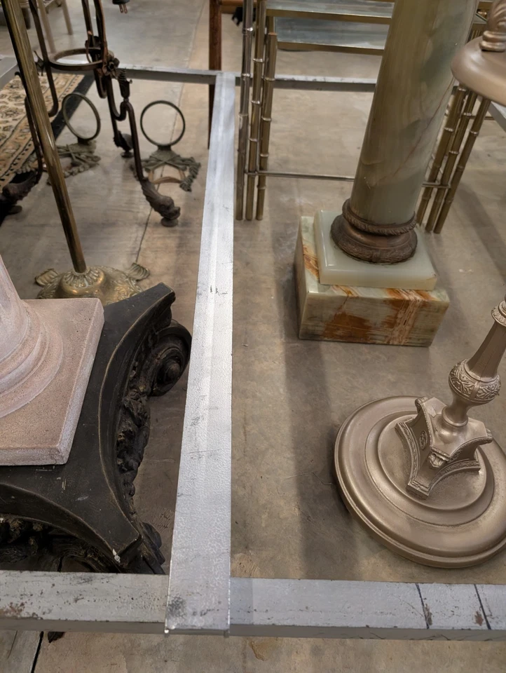 Antigua cama victoriana Art Deco de metal niquelado con paneles de querubín ilustrados Foto 2 de 4