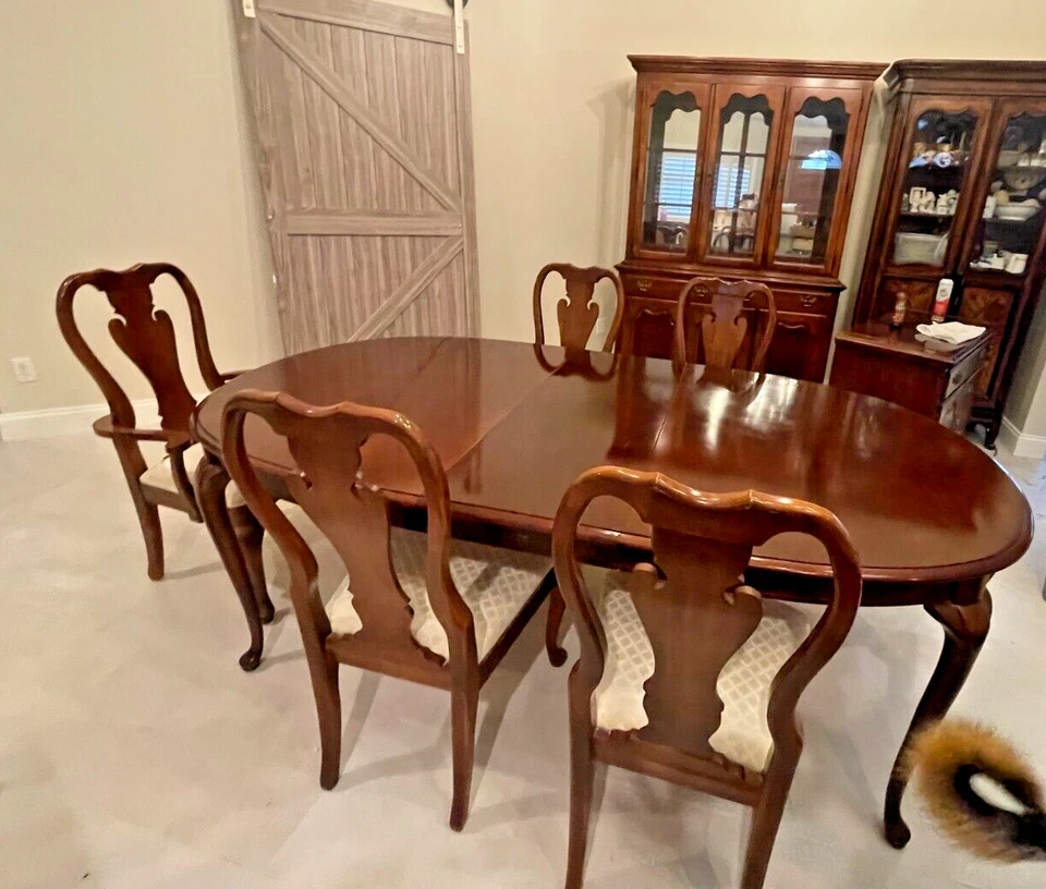 Vintage Thomasville Winston Court Dining Table, 6 Chairs, China Cabinet & Buffet - Image 3 of 4
