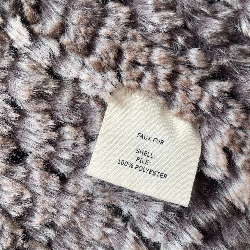 Chaleco Bagatelle drapeado frente abierto imitación piel para mujer talla pequeña gris estampado animal Foto 4 de 4