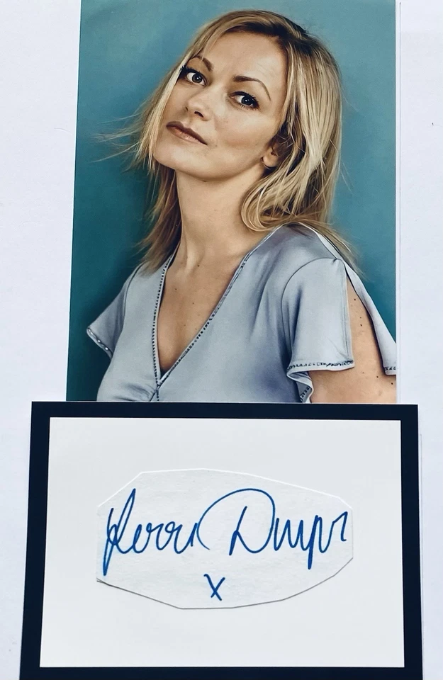 Terri Dwyer English Actress & TV Presenter , Original 10 x 8 Signature Piece - Image 1 of 1