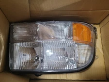 Eagle Eyes GM189-B001R Right Headlight Assembly For 98-04 Bravada Sonoma