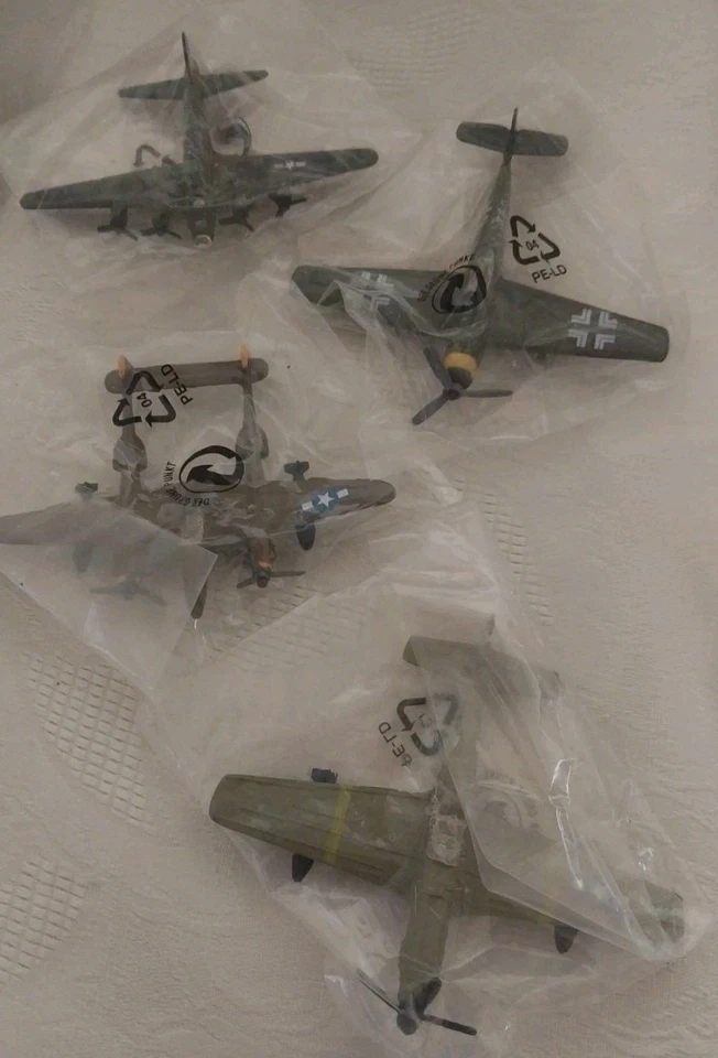 Diecast Military Aircraft Collection Mustang, Flying Tigers, Memphis Belle #18 - Image 3 of 4