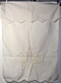 Altes feines Leinen aufwändig besticktes Übertuch mit Monogramm LG um 1910