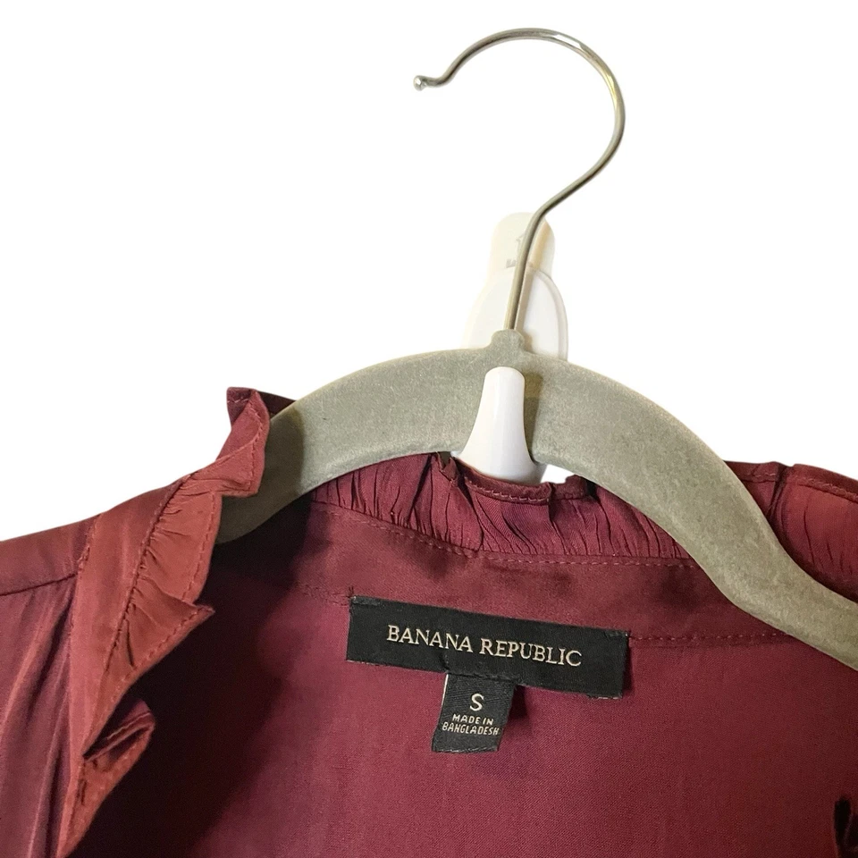 Blusa Banana Republic Manga Larga Cuello Poeta Abotonada Borgoña Satén Lujo S Foto 4 de 4