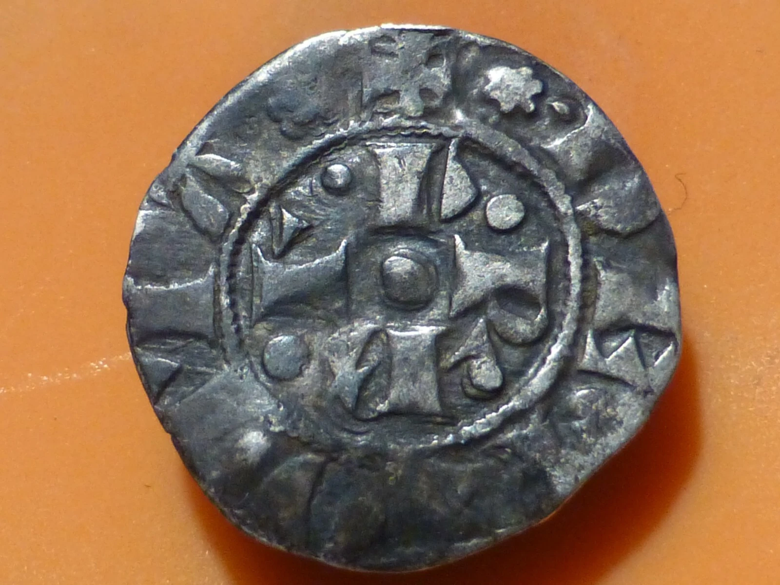 MONNAIE FEODALE - DENIER A REPERTORIER - POUR EXPERTS ! 1,00gr ! - Photo 2/3