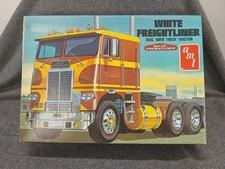 AMT - WHITE FREIGHTLINER DUAL DRIVE TRUCK TRACTOR - 1/25 SCALE - OPEN