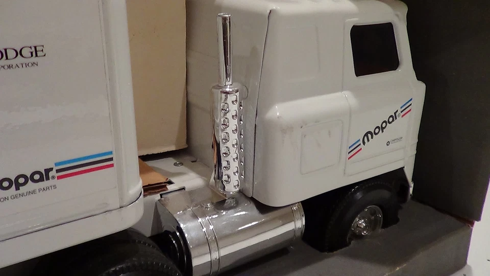 NIB 1994 vintage Ertl International Transtar Dodge Ram pickup promo semi truck - Image 4 of 4