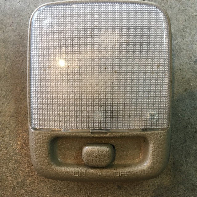 98 99 00 01 02 03 04 1999 NISSAN PATHFINDER QX4 DOME LIGHT MIDDLE TAN