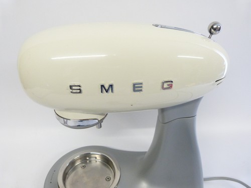 Smeg SMF01CRUK 4.8L 800w Stand Mixer for Spares or Repair - Picture 2 of 6